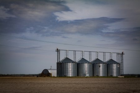 In de delta word veel graan en mais verbouwt, dit zijn graan silo&#039;s